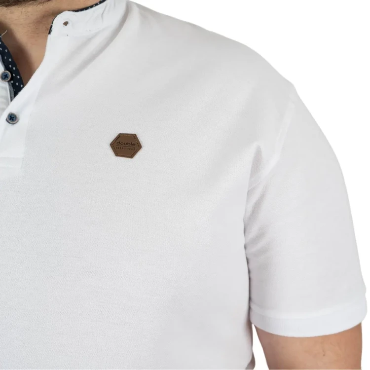 koszulka biala polo logo na piersi