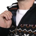 zimowy sweter na stojce